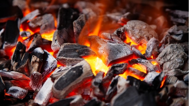 charbon de bois dans un barbecue